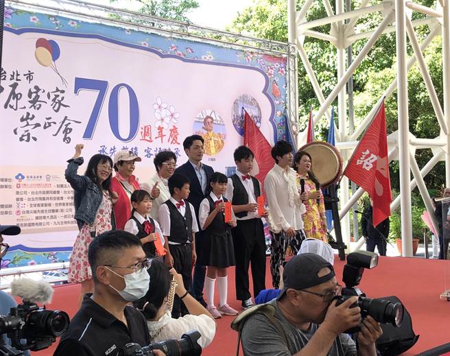 「台北市中原客家崇正會70周年慶」活動19日揭幕，現場邀請偏鄉小學來表演，並頒發清寒獎助學金。（張芷瑜攝）