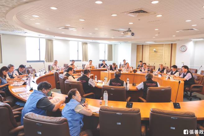 特別召集桃園13個區公所的區長或代表，與大家進行坦誠與深入的對談。(張善政臉書)