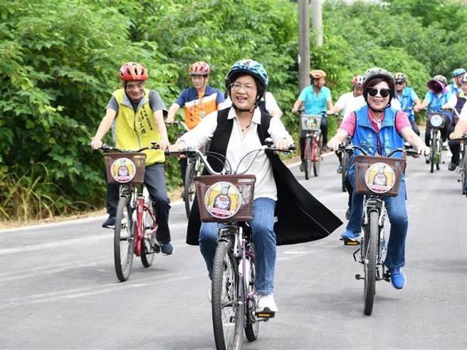 骑乘自行车是畅游糖铁国家绿道彰化段的最佳方式。（彰县府提供／孙英哲彰化报导）