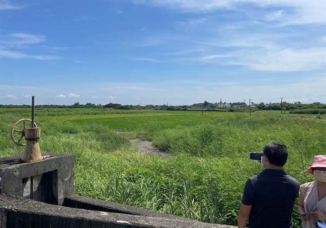 經濟部能源局18日邀集農業部、雲林縣政府、口湖鄉公所到口湖鄉梧北、梧南地區實勘。（雲林縣政府提供）