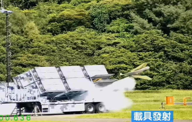 劍翔無人機從號稱鴿籠的發射箱中射出。(翻攝軍聞社)