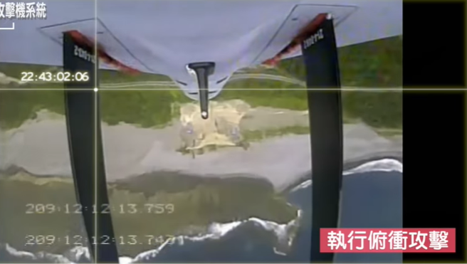 劍翔無人機進行俯衝攻擊，可反制敵方飛彈陣地及雷達站。(軍聞社提供)