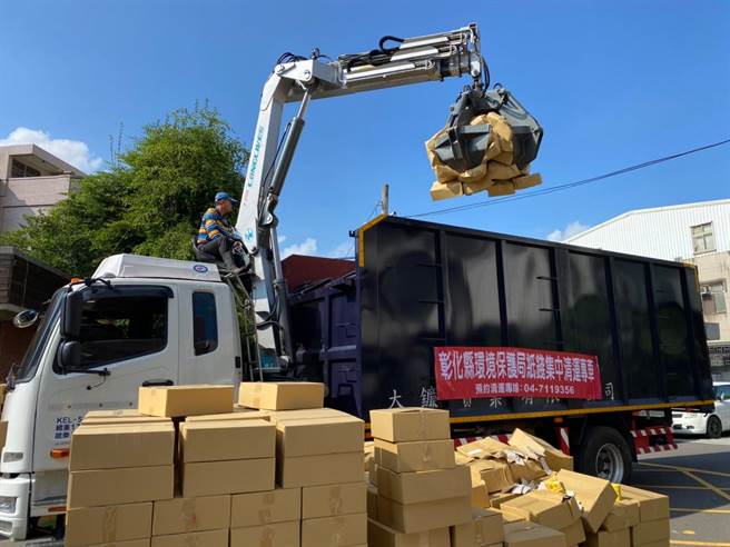 彰化县环保局因应中元普度转型，结合超商推出「以功代金捐款送咖啡」活动及纸钱集中清运服务。（孙英哲摄）