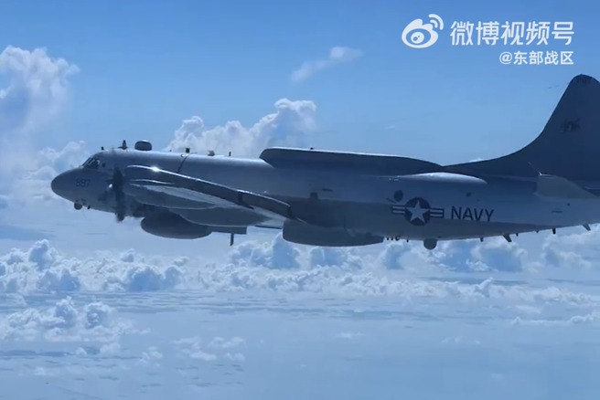中国大陆东部战区释出最新MV影片《阅海峡》，甚至有出现近距离拍摄美EP-3侦察机的画面。（图截自东部战区微博）