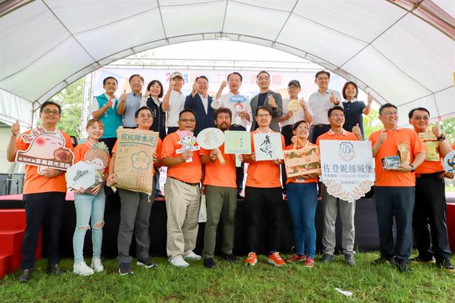 觀光工廠20周年，今嘉義地區慶祝活動登場，嘉義縣政府匯聚在地特產、觀光工廠、商圈，在縣府草坪舉辦「歡樂嘉義GOGO嘉年華」大趕集。（呂妍庭攝）