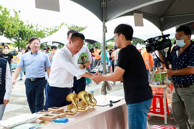 嘉義縣政府匯聚在地特產、觀光工廠、商圈，在縣府草坪舉辦「歡樂嘉義GOGO嘉年華」大趕集。（呂妍庭攝）