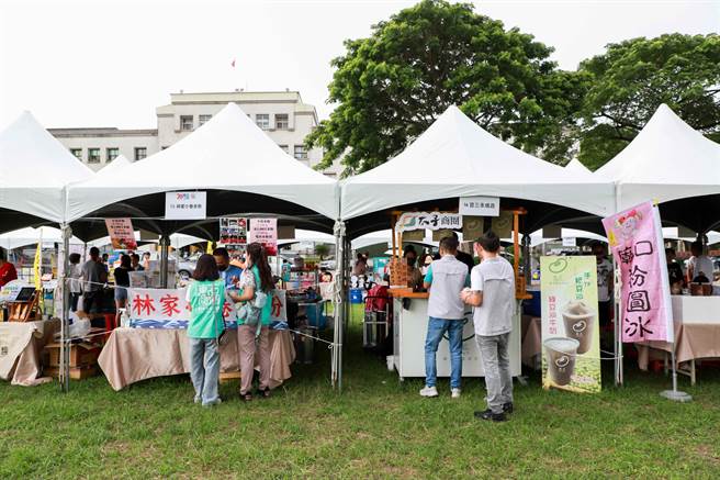 嘉義縣政府匯聚在地特產、觀光工廠、商圈，在縣府草坪舉辦「歡樂嘉義GOGO嘉年華」大趕集。（呂妍庭攝）