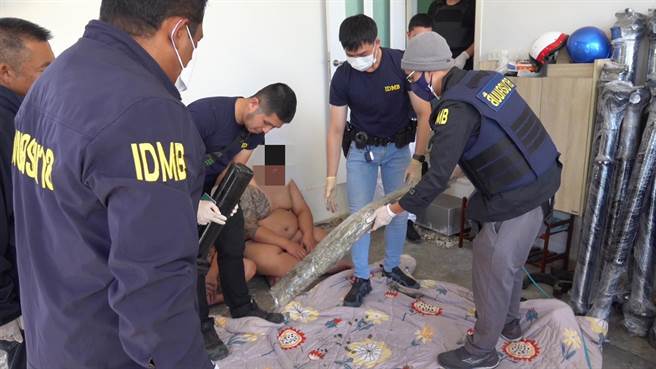 警方发现嫌犯将毒品藏在汽车传动轴内，准备寄回台湾。（翻摄照片／林郁平台北传真）