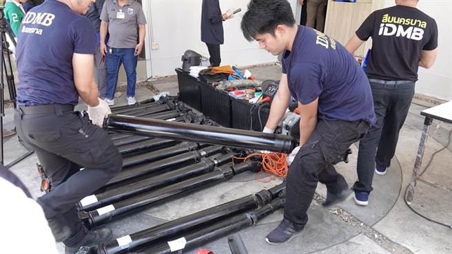 警方发现嫌犯将毒品藏在汽车传动轴内，准备寄回台湾。（翻摄照片／林郁平台北传真）