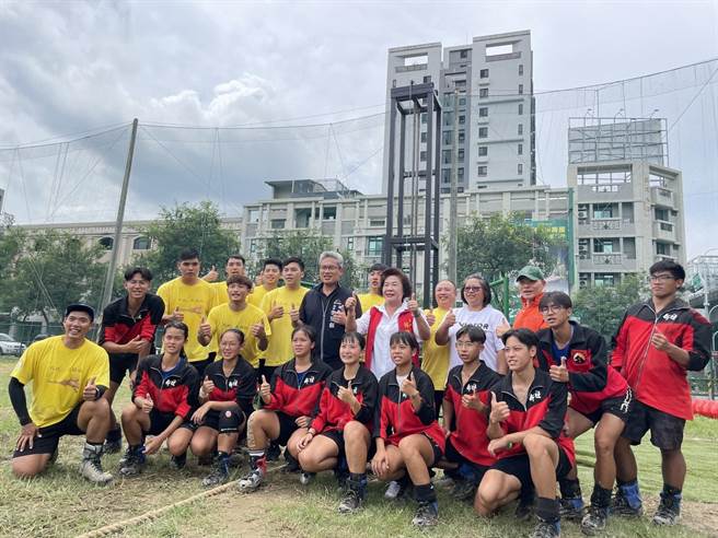 台中市拔河队近年于国际赛事中屡获佳绩，却苦无正规训练场地，经台中市议员林碧秀争取将太原棒球场边侧作为训练基地并增设拔河机，19日落成启用。（潘虹恩摄）