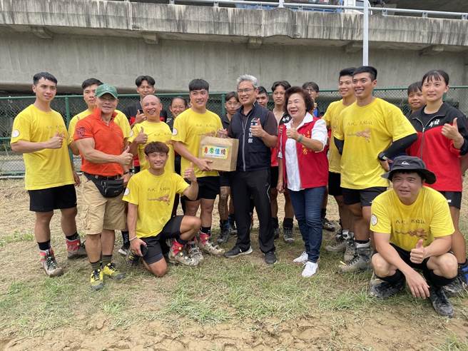 台中市议员林碧秀（右三，红背心）与运动局长李昱叡（右四，黑背心）19日到场位选手加油打气。（潘虹恩摄）