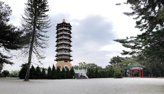 游客爬慈恩塔想眺望日月潭美景，却被顶楼楼梯旁气绝身亡男子吓死，连忙下楼报警。（杨静茹摄）