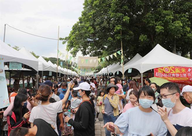 竹崎地区农会今在竹崎火车站前广场举办「崎聚果乡暨文旦农游体验及展售活动」，人气旺。（吕妍庭摄）