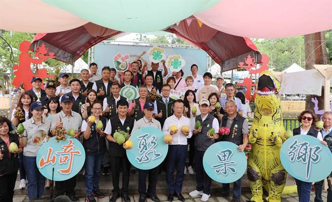 竹崎地区农会今在竹崎火车站前广场举办「崎聚果乡暨文旦农游体验及展售活动」，人气旺。（吕妍庭摄）