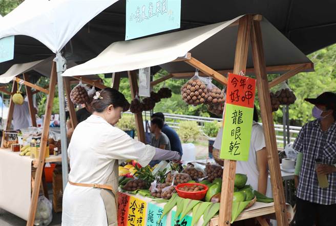 竹崎地区农会今在竹崎火车站前广场举办「崎聚果乡暨文旦农游体验及展售活动」，让「水果之乡」在地农民有机会与消费者直接对话。（吕妍庭摄）