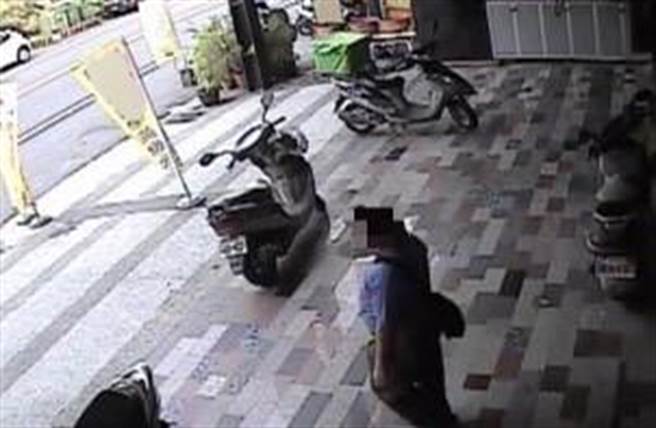 陈姓惯窃6年前偷了一家补习班3000多元，警方追了6年，从嫌犯特徵掌握其身分，破获6年前窃案。（警方提供／曹婷婷台南传真）