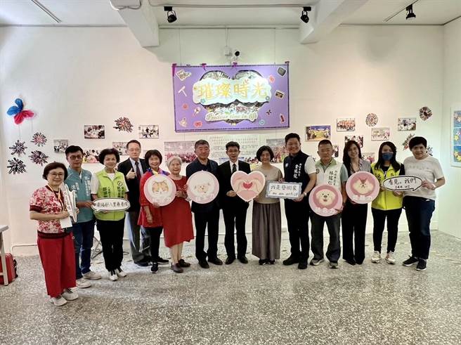 八里疗养院中和长照据点举办失智长者作品联展。（八里疗养院提供）