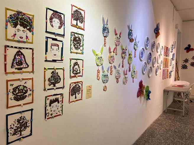八里疗养院中和长照据点举办失智长者作品联展。（八里疗养院提供）