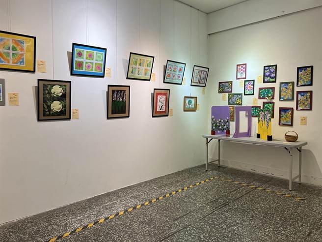 八里疗养院中和长照据点举办失智长者作品联展。（八里疗养院提供）