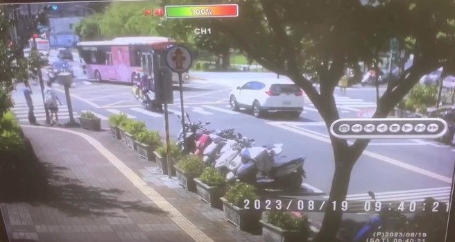中和区上午发生公车撞死老翁交通事故。（翻摄画面）