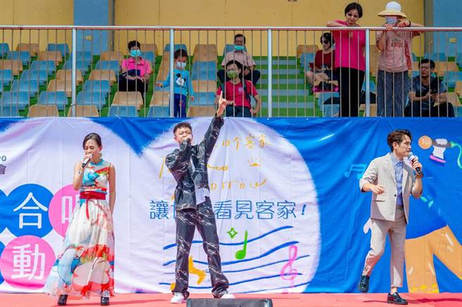 桃園市客家局與龍潭區公所19日辦理千人合唱活動，邀世客博主題曲演唱人彭佳慧、羅文裕、Yappy到場，帶領桃園各歌謠班大合唱。（桃市府提供／蔡明亘桃園傳真）