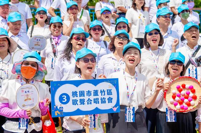 桃園齊聚千人19日大合唱〈客家人〉及〈Hakka New World〉2首歌，場面相當壯觀，展現客家族群團結一心。（桃市府提供／蔡明亘桃園傳真）