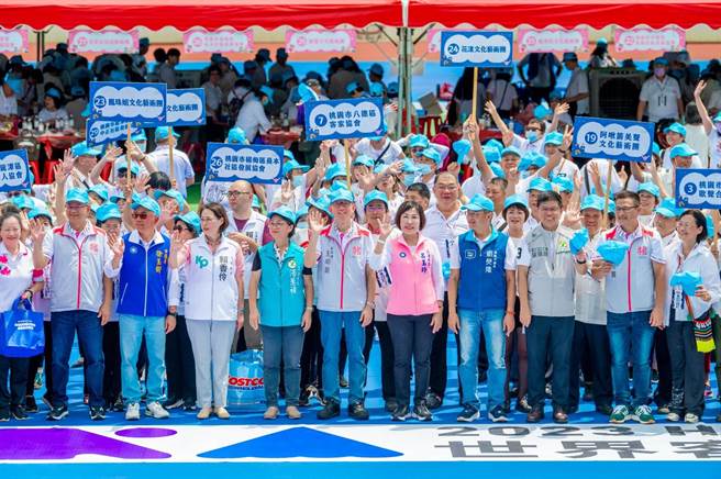 桃園市客家局與龍潭區公所19日於龍潭運動公園辦理千人合唱與搓湯圓活動。（桃市府提供／蔡明亘桃園傳真）