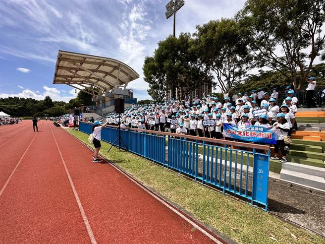 桃園市客家局與龍潭區公所19日於龍潭運動公園辦理千人合唱與搓湯圓活動，齊聚桃園各地歌謠班隊參與。（客家局提供／蔡明亘桃園傳真）