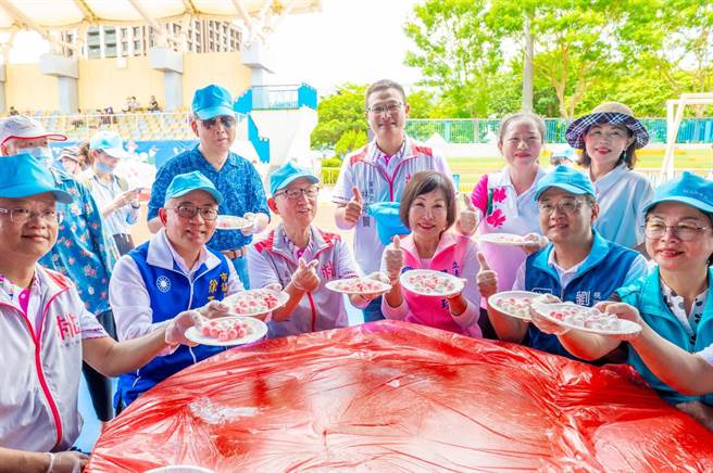 桃園市客家局與龍潭區公所19日於龍潭運動公園辦理千人合唱與搓湯圓活動。（桃市府提供／蔡明亘桃園傳真）