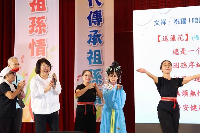 嘉义市长黄敏惠还与乐龄学员、老师一起唱歌仔戏。（嘉义市政府提供∕ 吕妍庭嘉义传真）