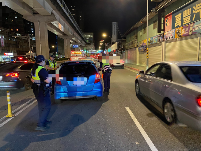 中和警分局会同环保局于昨（18）日晚上22时许，在景平路19号前（往新店方向）执行「环警联合稽查」勤务，2小时共拦检约49辆疑似改装排气管车辆。（图／警方提供）