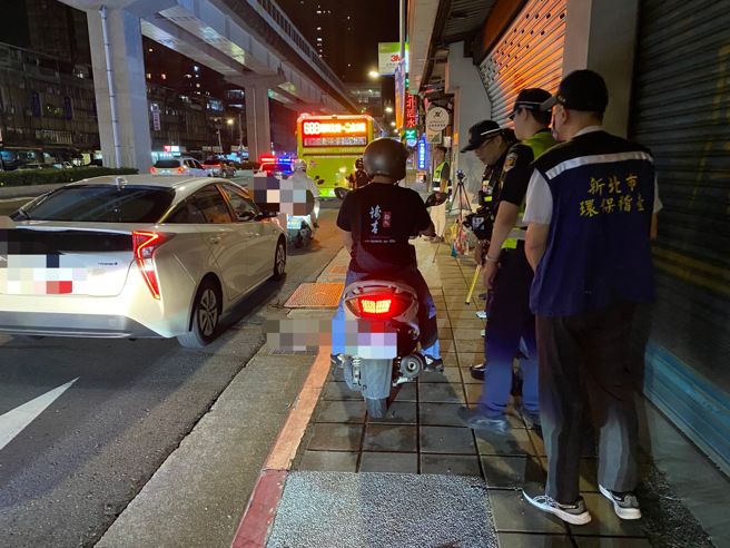 中和警分局会同环保局于昨（18）日晚上22时许，在景平路19号前（往新店方向）执行「环警联合稽查」勤务，2小时共拦检约49辆疑似改装排气管车辆。（图／警方提供）