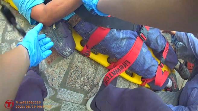 工人受雇修理採光罩时，不慎从3米高高处坠落地面，由嘉义县消防局送往嘉义基督教医院诊治。（嘉义县消防局提供∕吕妍庭嘉义传真）