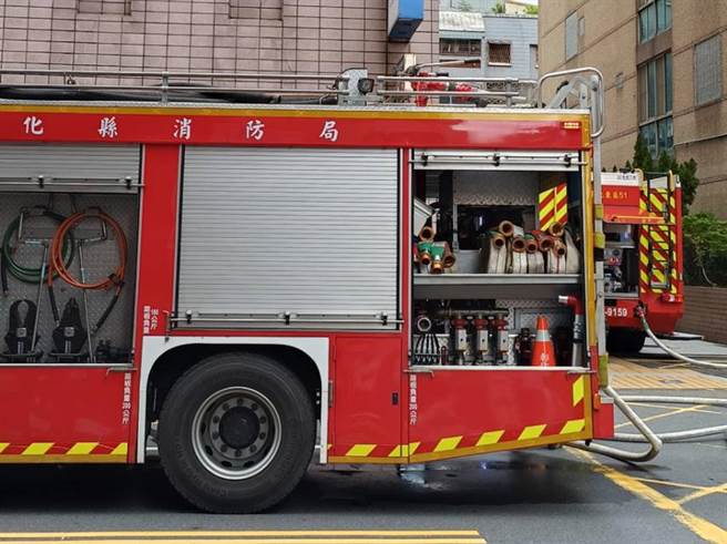 彰化市和平路中華電信地下室發生火警，消防人車到場搶救。（民眾提供／孫英哲彰化傳真）