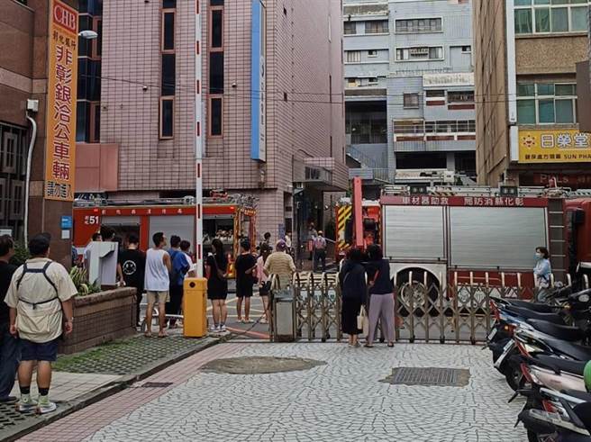 彰化市和平路中華電信地下室發生火警，顧客及員工被疏散到店外。（民眾提供／孫英哲彰化傳真）