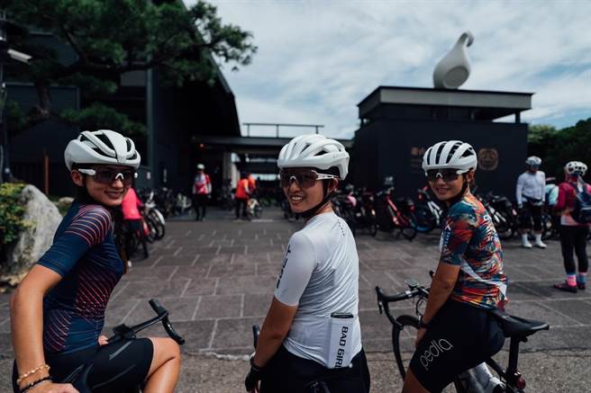 钢铁妤、Ellen岑伊、纪薇等自行车界网红率同好，骑自行车游竹山小镇，此站为游山茶访-茶文化馆。（南投县政府提供／杨静茹南投传真）