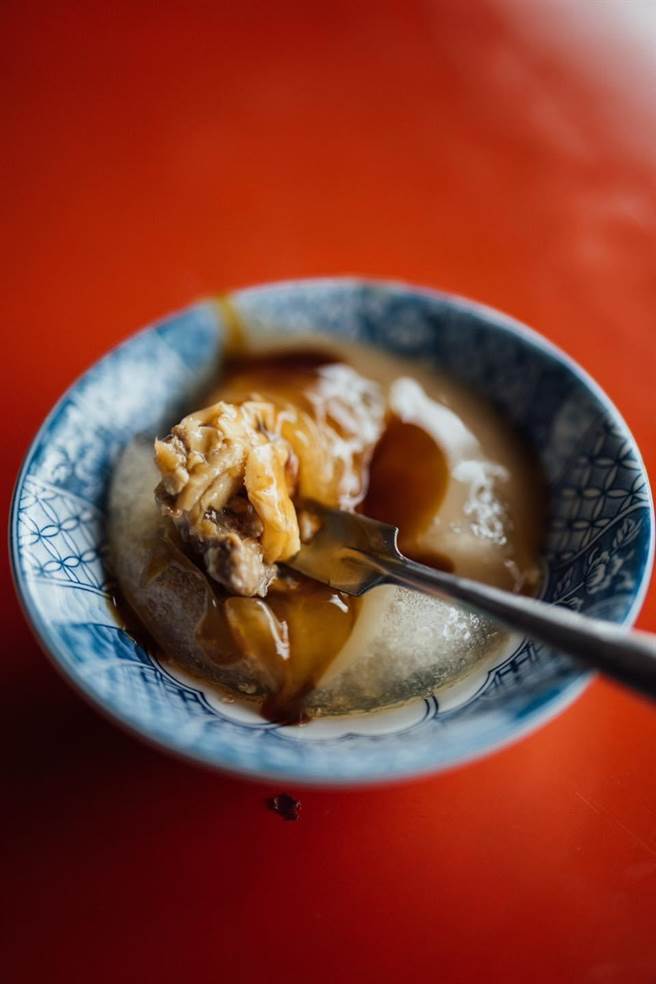 骑自行车不忘品嚐庙口肉圆、豆花、米糕等特色小吃。（南投县政府提供／杨静茹南投传真）