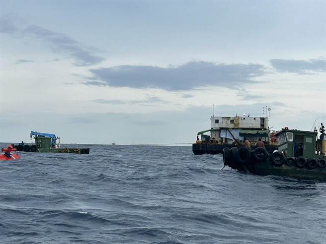 港務公司緊急應變中心18日會議決議，今晚起開始抽除天使輪機艙汙油水，俟今日先完成大洋7號平台船定位作業後，即展開機艙抽油作業，預計4天將艙內油汙抽除。（高雄港務公司提供／袁庭堯高雄傳真）