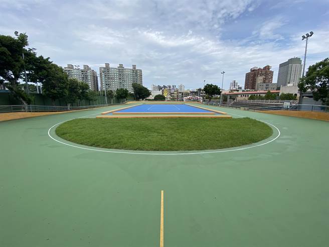 桃园市中坜区光明公园溜冰场建成10多年，是在地热门直排轮练习场地，地方盼全面整修提升安全性。（蔡明亘摄）