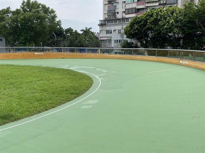 桃园市中坜区光明公园溜冰场使用率高，因场地常有小磨损，已多处修补，地方盼全面整修。（蔡明亘摄）