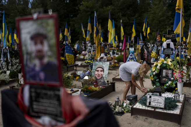 俄乌战争自去年2月爆发以来，乌克兰和俄罗斯士兵伤亡总数已将近50万人。（图／美联社）