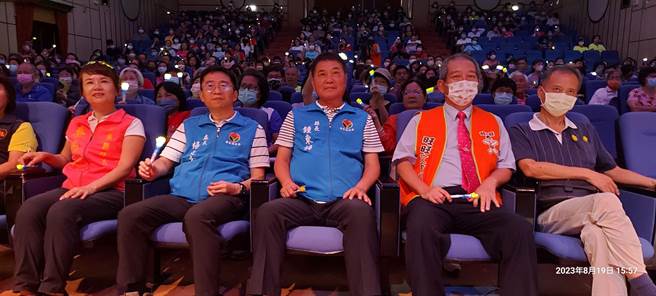 旺旺文教基金会2023年第8场「让奉献成为一种荣耀」公益演唱会  19日在苗栗县通霄镇活动中心盛大登场，苗栗县长锺东锦到场向志工们致意。（谢明俊摄）