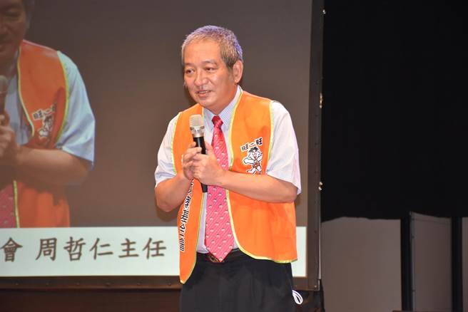 旺旺文教基金会2023年第8场「让奉献成为一种荣耀」公益演唱会  19日在苗栗县通霄镇活动中心盛大登场，旺旺文教基金会主任周哲仁代表董事长蔡衍明向全体志工致意。（谢明俊摄）