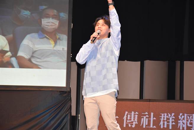 旺旺文教基金会2023年第8场「让奉献成为一种荣耀」公益演唱会19日在苗栗县通霄镇活动中心盛大登场，歌手余凯扬献唱。（谢明俊摄）