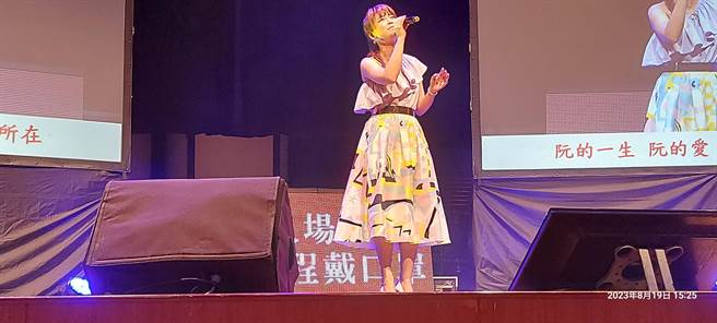 旺旺文教基金会2023年第8场「让奉献成为一种荣耀」公益演唱会19日在苗栗县通霄镇活动中心盛大登场，歌手翁钰钧献唱。（谢明俊摄）