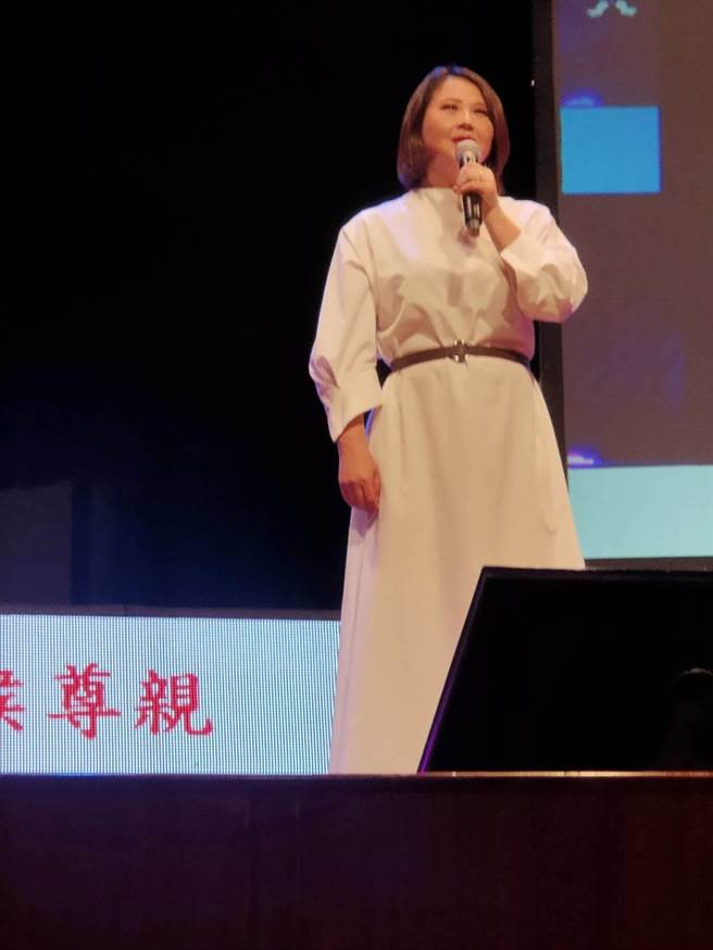 旺旺文教基金会2023年第8场「让奉献成为一种荣耀」公益演唱会19日在苗栗县通霄镇活动中心盛大登场，歌手林乔安献唱。（谢明俊摄）