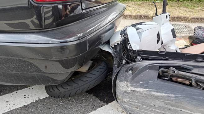 今（19）日下午15时许，新北市三芝区淡金路浅水湾停车场前（三芝往台北方向）发生一起4车擦撞车祸，3辆汽车与一部机车事故，造成31岁锺姓女骑士轻微擦伤送医。（图／警方提供）