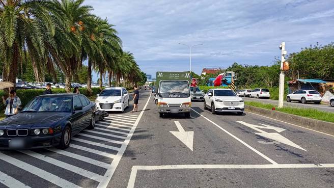 今（19）日下午15时许，新北市三芝区淡金路浅水湾停车场前（三芝往台北方向）发生一起4车擦撞车祸，3辆汽车与一部机车事故，造成31岁锺姓女骑士轻微擦伤送医。（图／警方提供）