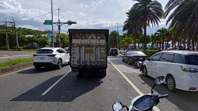 今（19）日下午15时许，新北市三芝区淡金路浅水湾停车场前（三芝往台北方向）发生一起4车擦撞车祸，3辆汽车与一部机车事故，造成31岁锺姓女骑士轻微擦伤送医。（图／警方提供）