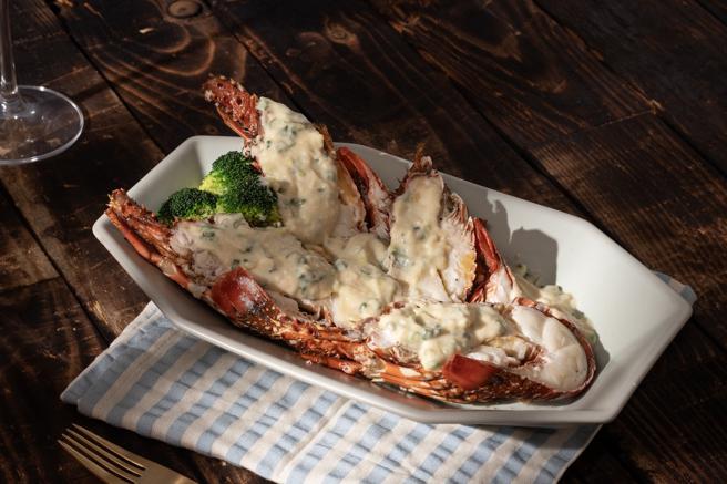 假日来元素餐厅用餐，「蒜香龙虾每份半尾」可无限次点用。（台南大员皇冠假日酒店提供）